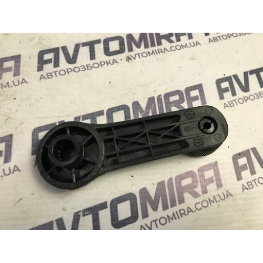 Ручка стеклоподъемника Kia Ceed 2006-2012 8263022001EQ